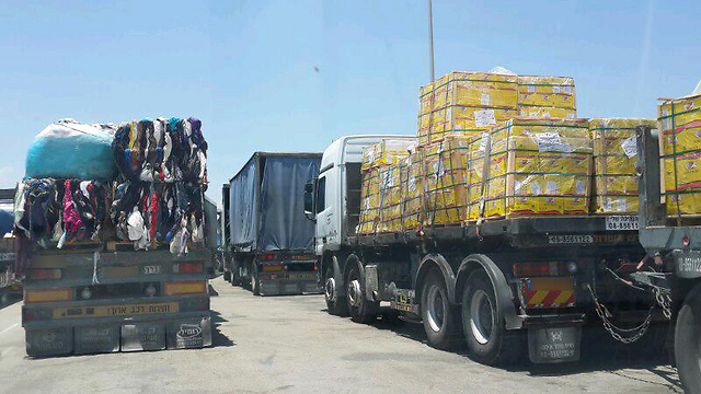 Goods being transfered from Israel to Gaza (Photo: Yoav Zitun)