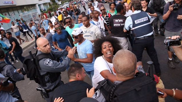 Members of the Ethiopian community protest against police brutality in Tel Aviv (Photo: Motti Kimchi)
