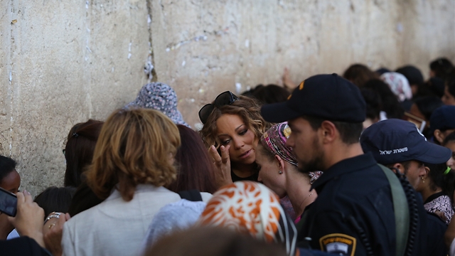 An emotional visit (Photo: Gil Yohanan)