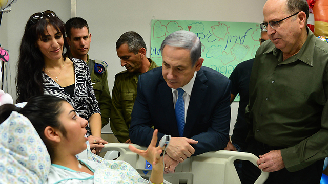 Netanyahu visits the soldier stabbed near Rachel's Tomb. (Photo: GPO)