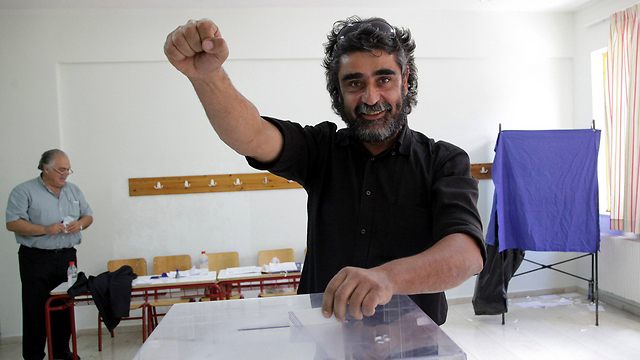 A voter in Crete (Photo: Reuters)