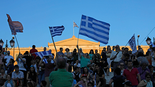 Greek celebrate the results in Athens (Photo: AP)