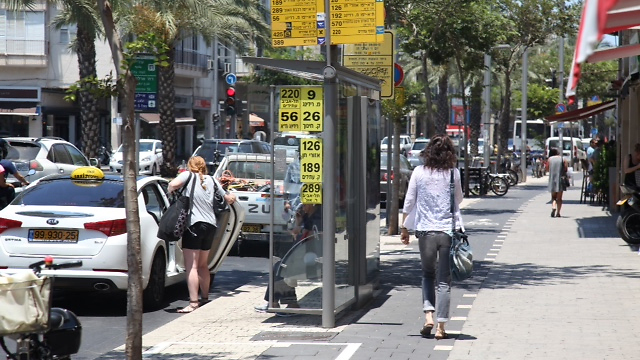 שביל אופניים כחלק מהמדרכה. רחוב אבן גבירול בתל אביב (צילום: מוטי קמחי)