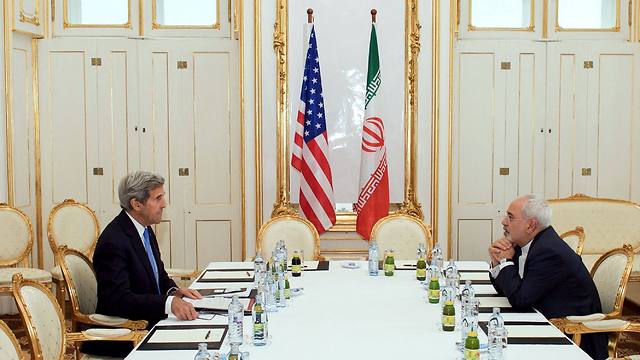 Muhammad Zarif and John Kerry at nuclear talks in Vienna (Photo: AFP)