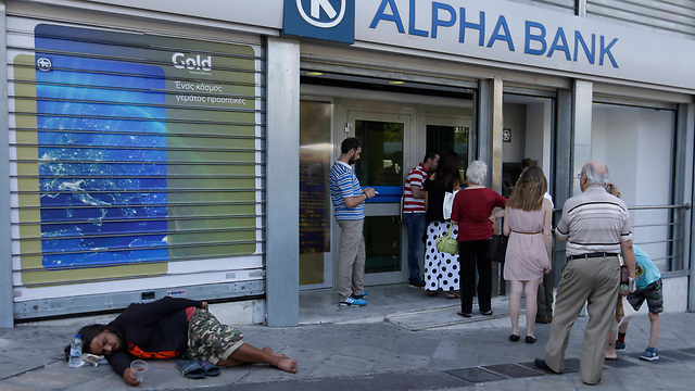 חוסר היציבות הכלכלית בעולם - האיום השני בחשיבותו. בנק ביוון (צילום: AP)