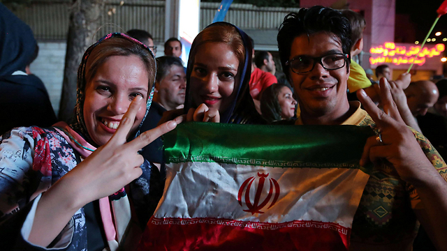 אזרחים איראנים חוגגים את ההסכם (צילום: AFP)