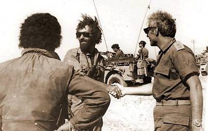 The last photo. Ariel Barzilay shakes hands with Major-General Shlomo ('Chich') Lahat 