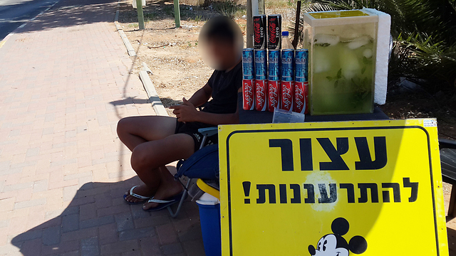 Teenager selling lemonade at his stand in Kadima (Photo: Raanan Ben-Zur)