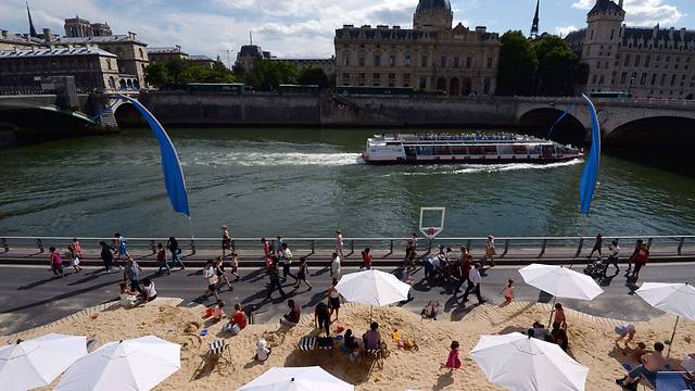 Paris Plages on the banks of the Seine river (Photo: AFP)