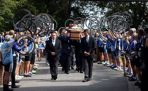 Saluting with wheels for a cyclist who was stabbed in England. (Photo: Getty Images)