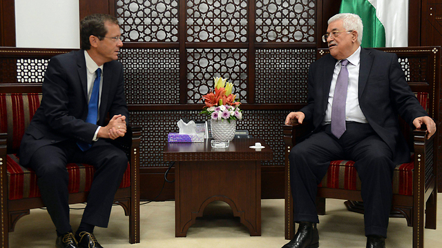 Herzog and Abbas in Ramallah. Delusions of a possible peace. (Photo: EPA)