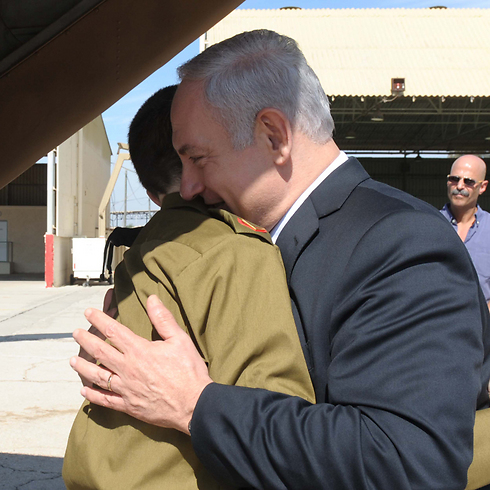 Netanyahu embraces Shalit in the photo Barak discussed (Photo: GPO)