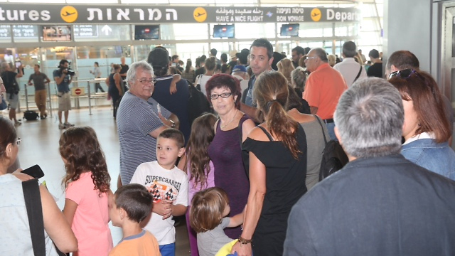 No flights leaving Ben Gurion Airport between 6am-6pm Wednesday (Photo: Motti Kimchi)