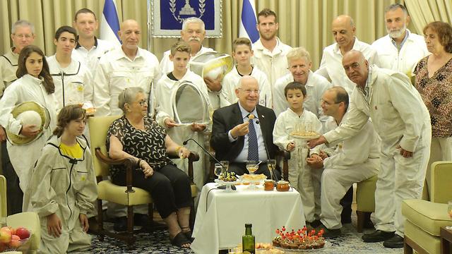 Rivlin’s new year sweetened with Israeli beekeepers