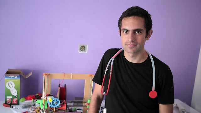 Gaza doctor makes stethoscope with 3D printer