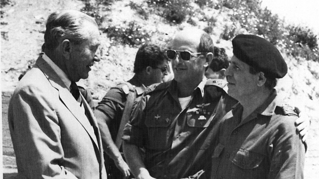 Lahad with former prime minister Chaim Herzog and then-commander of the Northern Command Yossi Peled (Photo: IDF Spokesman)