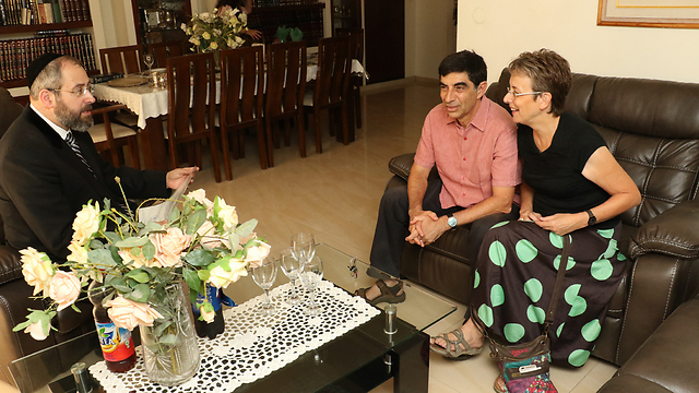 The chief rabbi with Goldin's parents. (Photo: Shaul Golan/Yedioth Ahronoth)