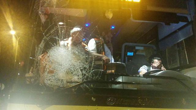 Bus damaged by stone on Thursday (Photo: Itzik Cohen/Midabrim Communications)