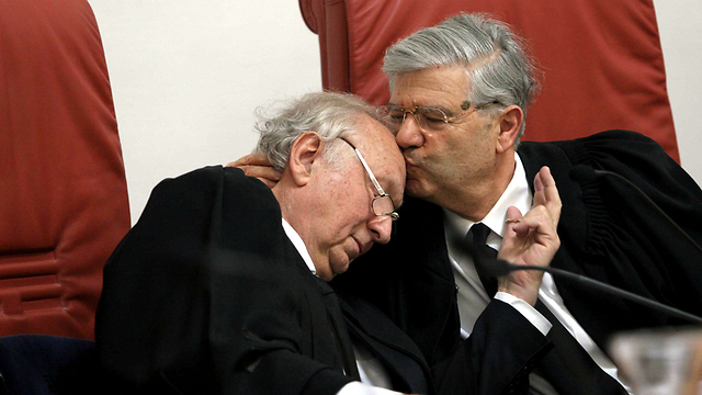 Cheshin during his retirement ceremony, with former Chief Justice Aharon Barak. (Photo: Alex Kolomoisky)