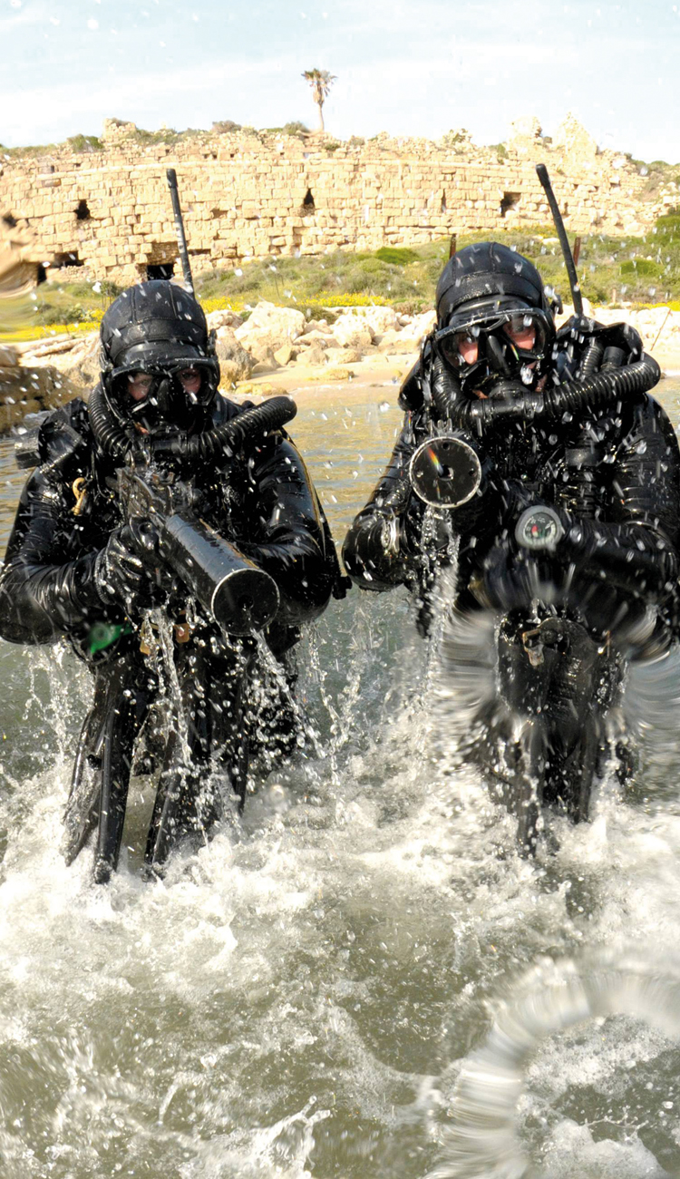 Shayetet 13 commandos in a training excersize (Photo: Gadi Kabalo)
