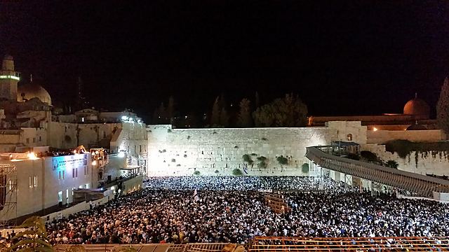 A religious ceremony at the Western Wall. Yom Kippur eve is expected to be comfortable. (Photo: Eli Mendelbaum)