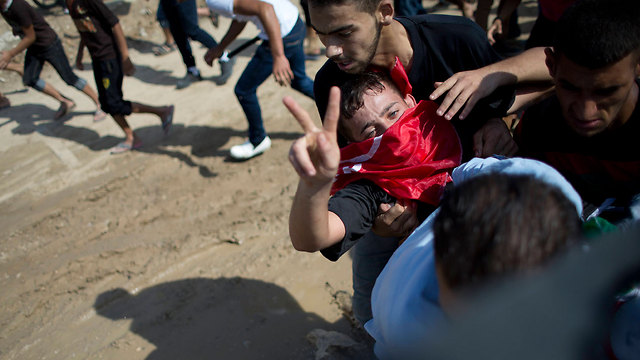 An injured Palestinian rioter (Photo: AP)
