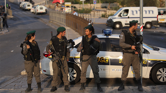 Border Police at site of attack on Saturday morning (Photo: Gil Yohanan)