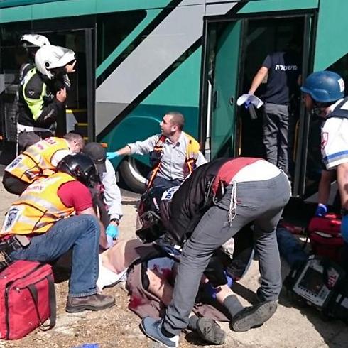 The scene of the attack in Jerusalem's East Talpiot (Photo: Shlomi Cohen)