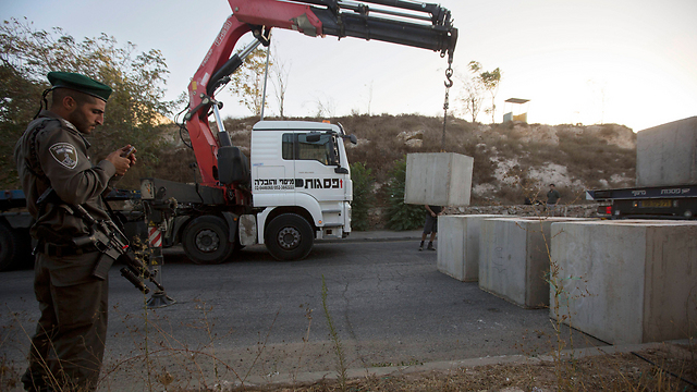 Construction of a concrete wall between Jerusalem neighborhoods of Armon Hanatziv and Jabal Mukaber. (Photo: AP)