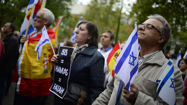 Israeli and Spanish flags in Madrid. (Photo: AFP)