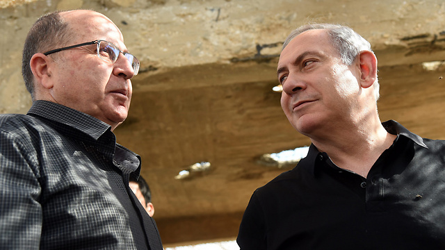 Defense Minister Ya'alon and Prime Minister Netanyahu on the Gaza border (Photo: Haim Horenstein)