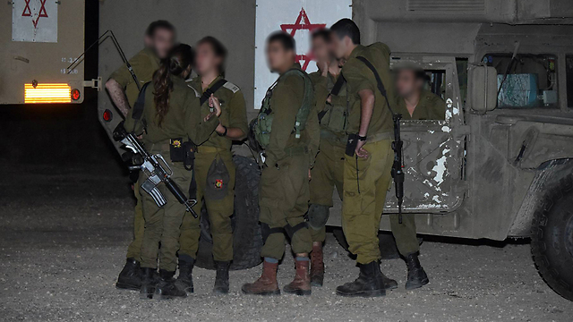 IDF troops searching for paraglider (Photo: Efi Shrir)