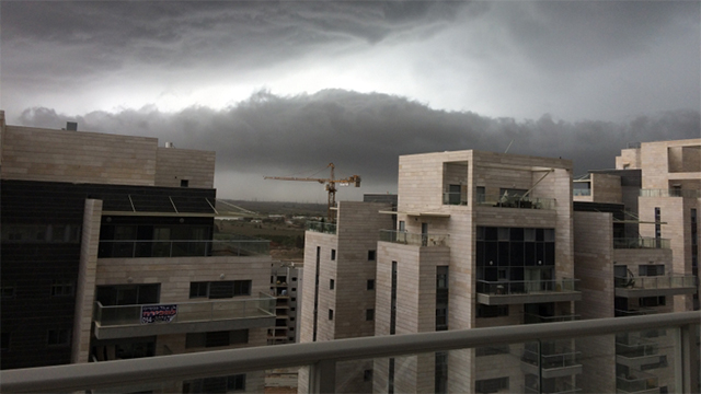 עננים שחורים מתקרבים ליבנה (צילום: דוד בר יוסף)