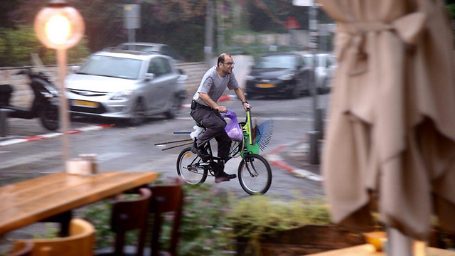 מפדלים כדי לברוח מהגשם, הבוקר בתל אביב (צילום: מוטי קמחי)