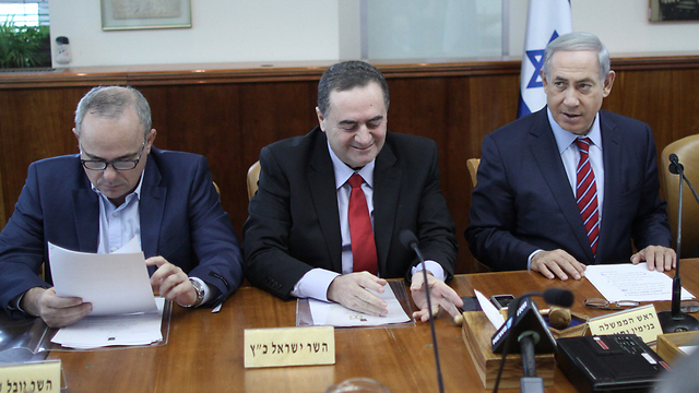 Benjamin Netanyahu and Israel Katz in the weekly cabinet meeting. (Photo: Alex Kolomoisky, Yedioth Ahronoth)
