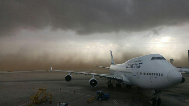 מטוס אל על בסערה (צילום: בן טייב, רש&quot;ת)