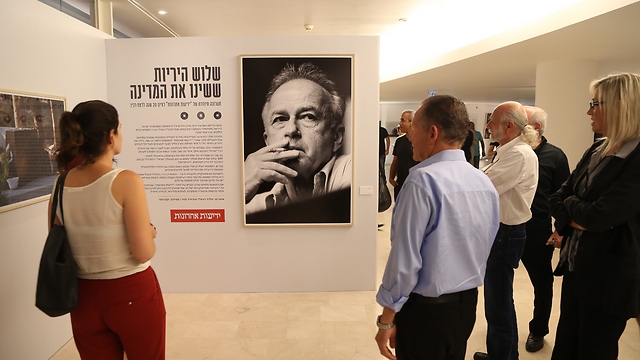 Rabin photo exhibition at Habima theater (Photo: Yariv Katz)