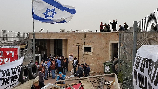 Youngsters have been gathering at the synagogue in Givat Ze'ev in order to try and prevent its demolition. (Photo: Lior Paz)