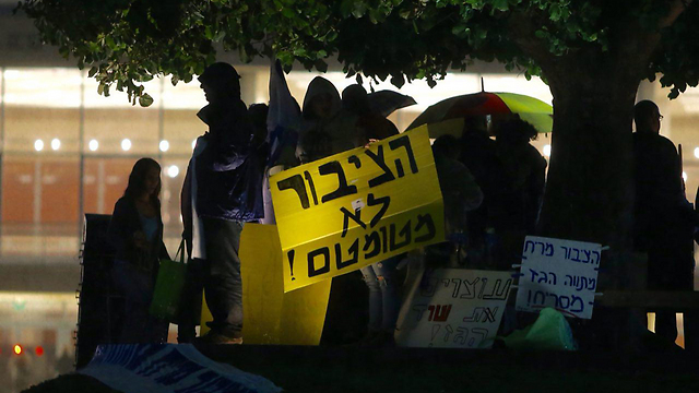 המפגינים בתל אביב (צילום: מוטי קמחי)