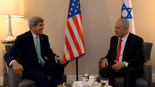 Kerry with Prime Minister Benjamin Netanyahu in Washington. (Photo: Haim Tzach, GPO)