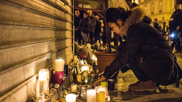 Mourning outside the Bataclan, following the attacks. (Photo: MCT)