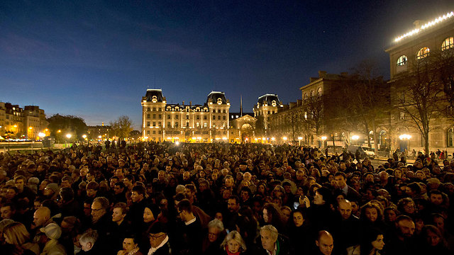 Memorial for victims at Notre Dame Cathedral (Photo: AP)