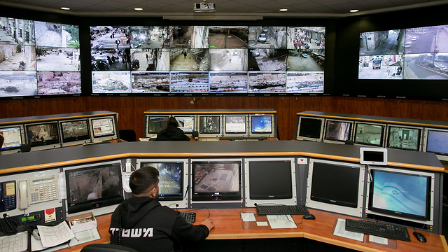 Inside the Jerusalem Police Operations Room (Photo: Ohad Zwigenberg) 