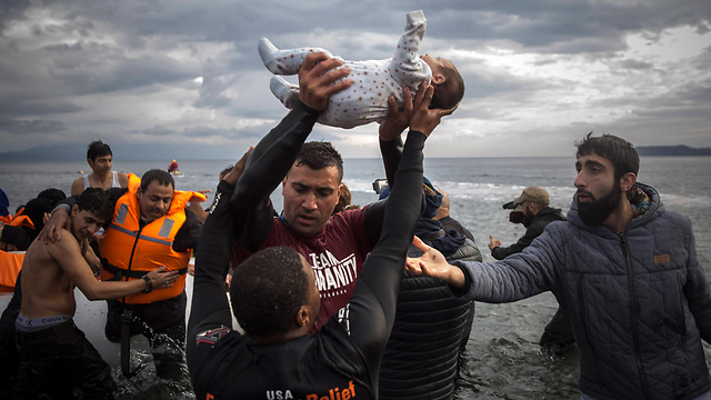 Refugees arriving from Turkey reach the shores of the Greek island of Lesbos. (Photo: AP)