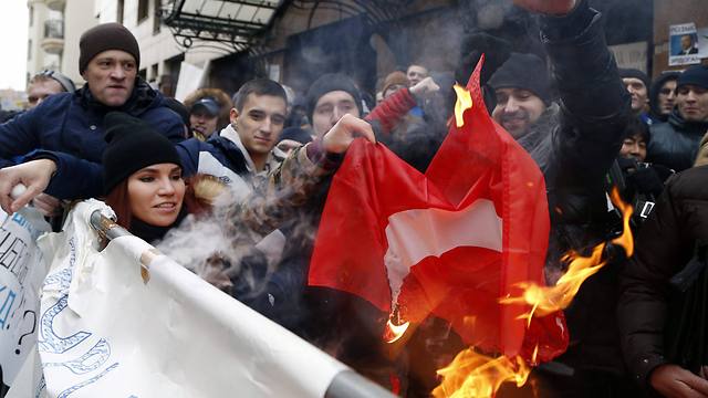 Burning the Turkish flag outside Turkey's embassy in Moscow (Photo: EPA)