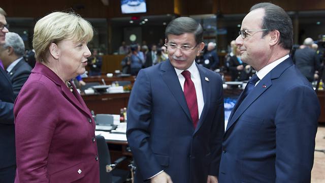 Angela Merkel, Ahmet Davutoglu and Francois Hollande. (Photo: EPA)