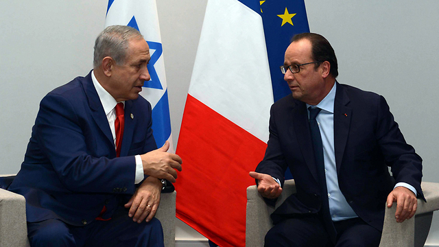 Prime Minister Netanyahu meets with French President Hollande in Paris (Photo: Amos Ben-Gershom, GPO)