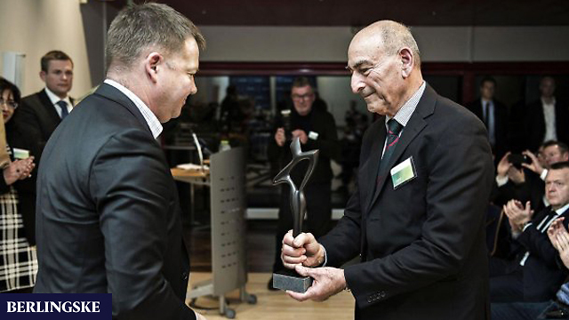 Sergio Mordechai Uzan receiving the award in honor of his son Dan