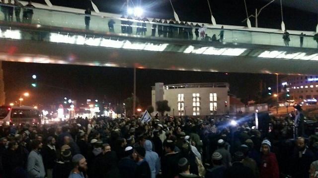 Protest at the entrance to Jerusalem (Photo: Honenu)
