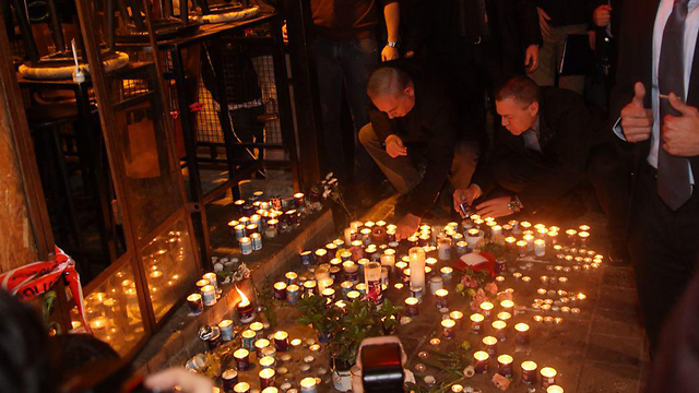 Prime Minister Netanyahu and Public Security Minister Gilad Erdan light candles at the site of the terror attack in Tel Aviv (Photo: Motti Kimchi)